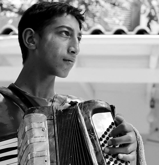 Instant de vie d'un accordéoniste à Athènes saisi par Nikos Aliagas